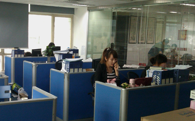 云服务器与虚拟主机选型对比：企业建站如何平衡性能与成本